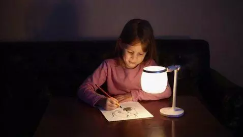 AI Video from prompt: Маленькая девочка мечтает о папе,сидя за столом 