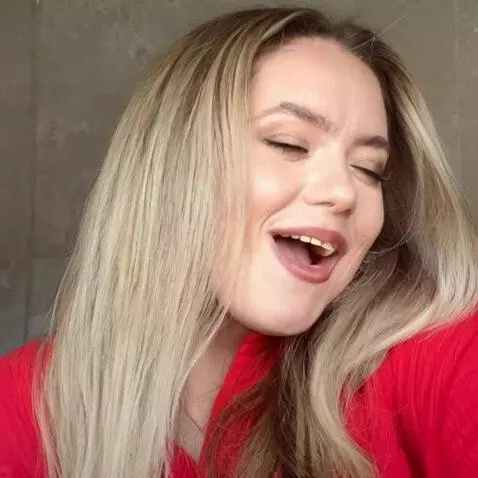 AI Video from prompt: Sucking a banana