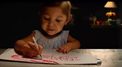 AI Video from prompt: Маленькая девочка мечтает о папе,сидя за столом 