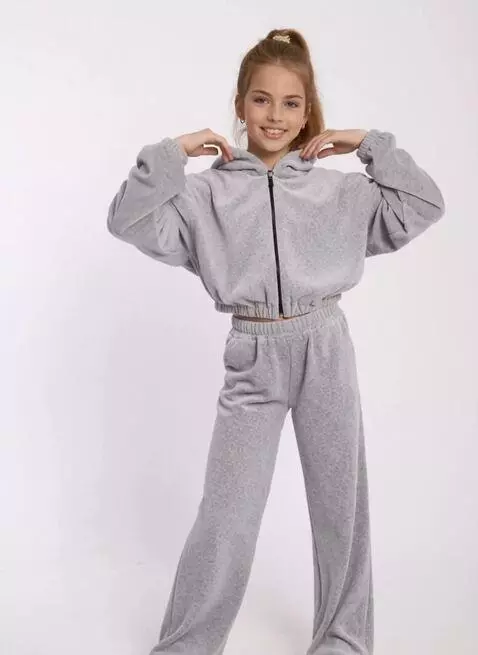 AI Video from prompt: Девушка улыбается и танцует, камера приближается