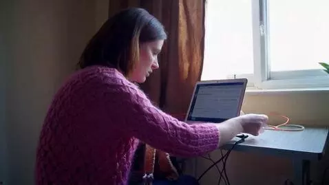 AI Video from prompt: фрилансер, который не может вырваться из-за дедл