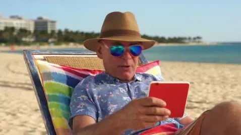 AI Video from prompt: Стич в солнечных очках лежит на шезлонге на пляж