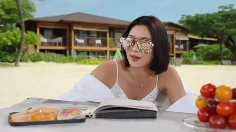 AI Video from prompt: Стич в солнечных очках лежит на шезлонге на пляж