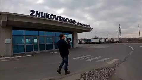 AI Video from prompt: гуляю по городу Волгодонску на Жуковском шоссе, 