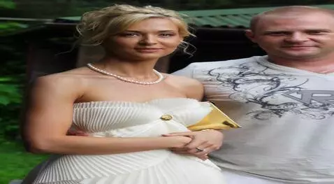 AI Video from prompt: Мужчина обнимает со спины девушку