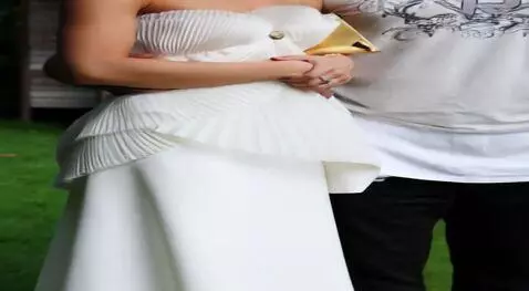 AI Video from prompt: Мужчина обнимает женщину со спины