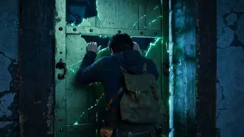 AI Video from prompt: Игрок 456 бежит к зелёной двери, пытаясь её откр