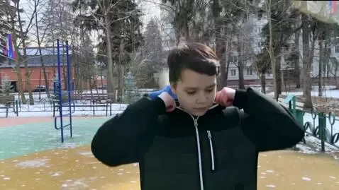 AI Video from prompt: Человек с данного фото материала одевает зимнюю 