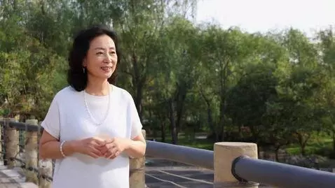 AI Video from prompt: wanita berdada besar