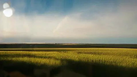 AI Video from prompt: Потрёпанная тетрадь в руках мужчины, кинематогра