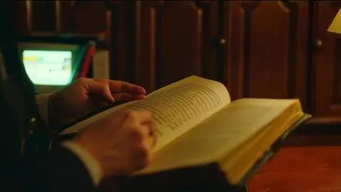 AI Video from prompt: Потрёпанная тетрадь в руках мужчины, кинематогра