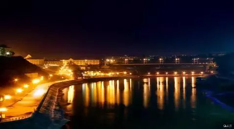 AI Video from prompt: There's snow on the river banks, and thousands o