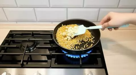 AI Video from prompt: Static camera shot. A black frying pan on a gas 