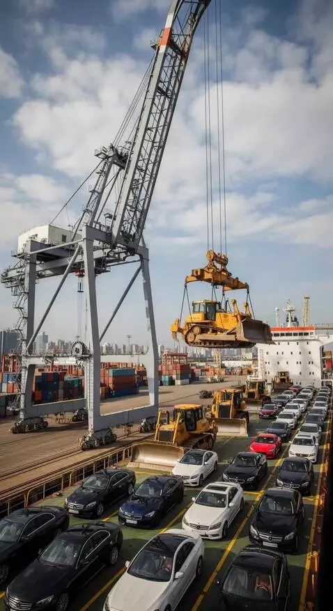 AI Video from prompt: The crane tried to load the bulldozer onto the s