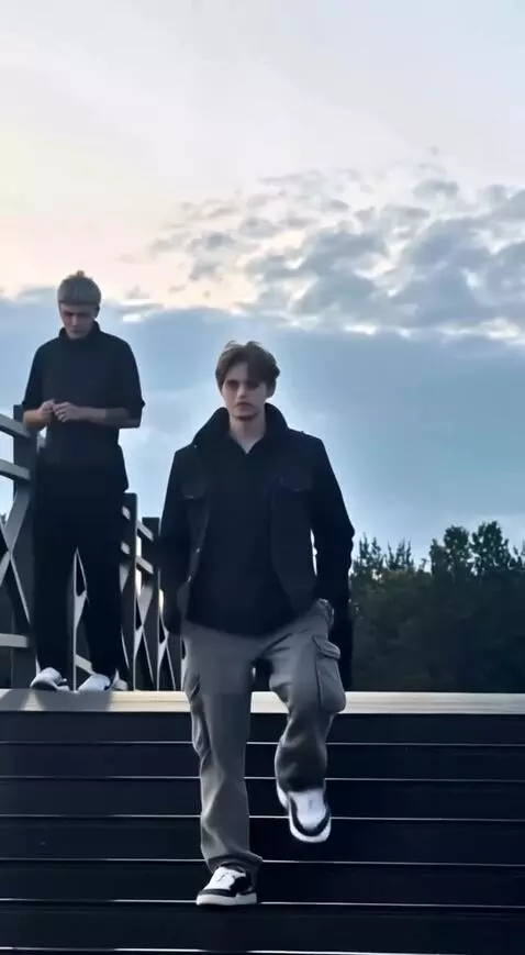 AI Video from prompt: Нужно  чтобы человек на переднем плане спутился 