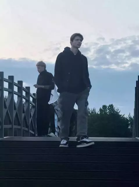 AI Video from prompt: Нужно  чтобы человек на переднем плане спутился 