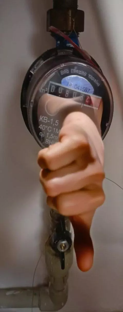 AI Video from prompt: Прямо из счётчика воды который на фото, появилас