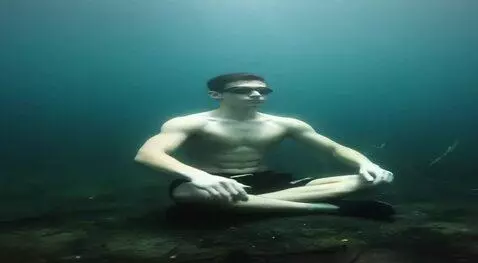 AI Video from prompt: Напрягает пресс