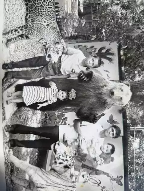 AI Video from prompt: медвед обнимает отса ребенка  и берет ребенка на