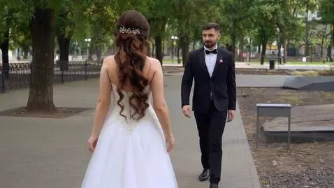 AI Video from prompt: пожилая женщина подходит сзади к молодой паре и 