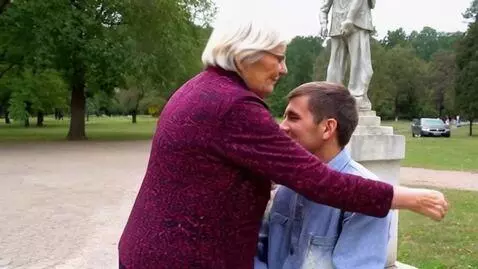 AI Video from prompt: пожилая женщина подходит сзади к молодой паре и 