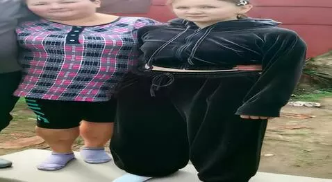 AI Video from prompt: Снимают верхнию одежду