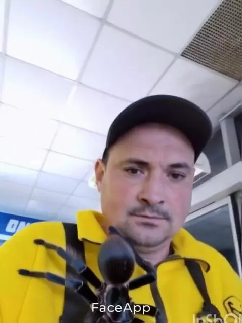 AI Video from prompt: По нему ползёт паук по всему телу мужик испугана