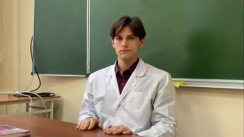 AI Video from prompt: сделать крупный зум в глаз и оставить чёрный фон