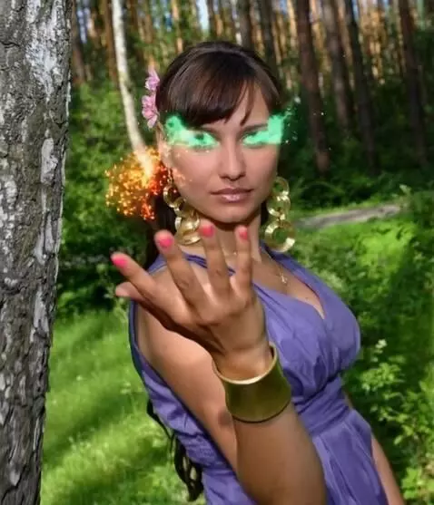 AI Video from prompt: Женщина в фиолетовом платье превращается в эльфи