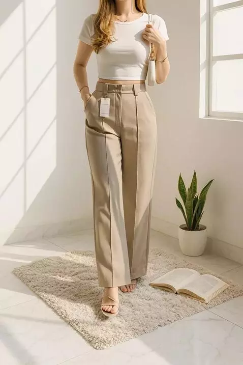 AI Video from prompt: buatkan model berjalan seperti promosi celana