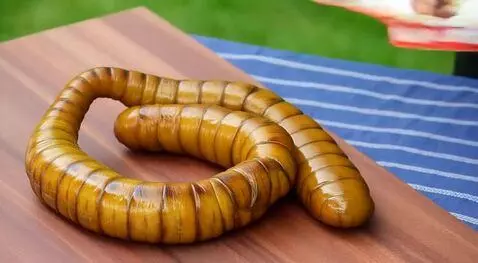 AI Video from prompt: Фон видео - обычная кухня, все происходит на дер