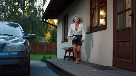 AI Video from prompt: Женщина, 35 лет, модельной внешности, красивая, 