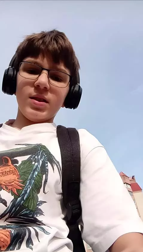 AI Video from prompt: Eating KFC wings