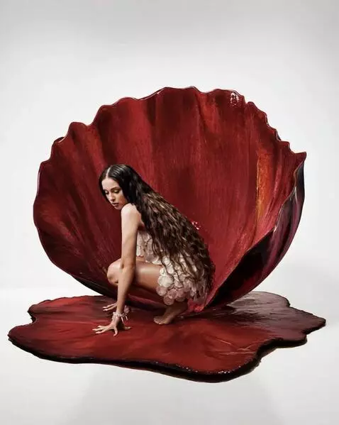 AI Video from prompt: оживить плавно без резких движений, ракушка закр