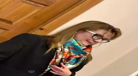 AI Video from prompt: сгенерируй видео где женщина изображённая на фот