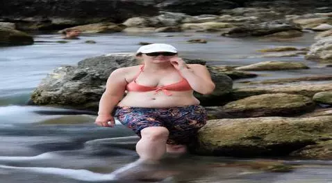 AI Video from prompt: поворачивает голову в влево. кладёт руку на серд