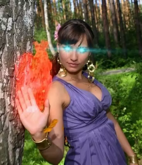 AI Video from prompt: Женщина в фиолетовом платье её глаза сверкают из