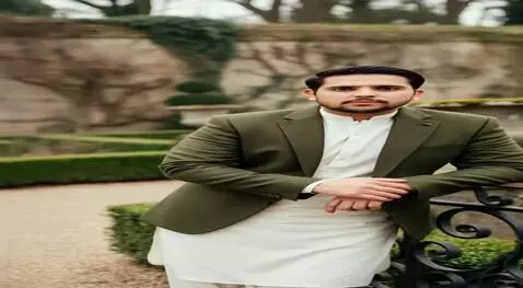 AI Video from prompt: Huge the couple