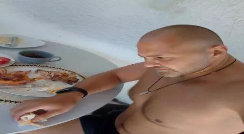 AI Video from prompt: Мущина должен поймать большую крысу и откусить у