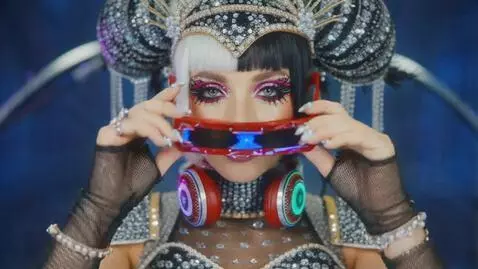 AI Video from prompt: A mesmerizing female DJ with an ultra-distinctiv