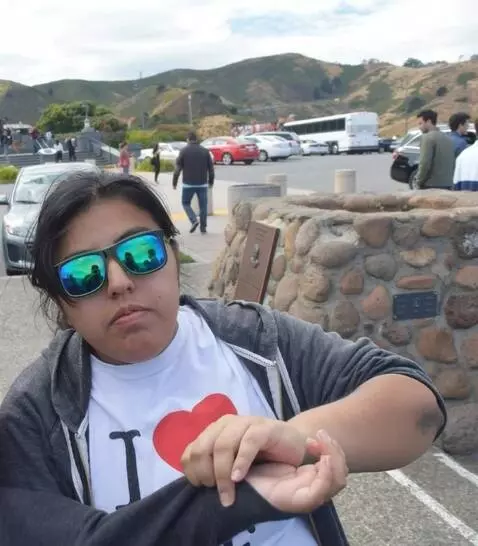 AI Video from prompt: She rolls up her right long sleeve