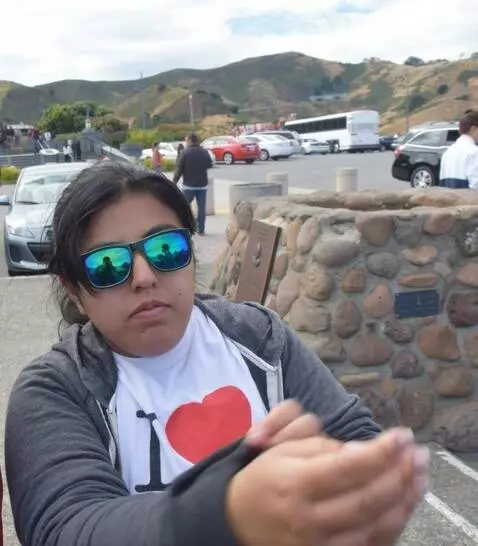 AI Video from prompt: The woman rolling up both of her long sleeves al