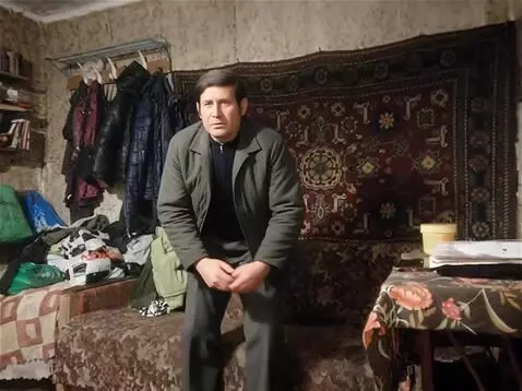 AI Video from prompt: Медленно встаёт и идёт на камеру и говорит на ру