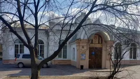 AI Video from prompt: in the building, from the inside of the building