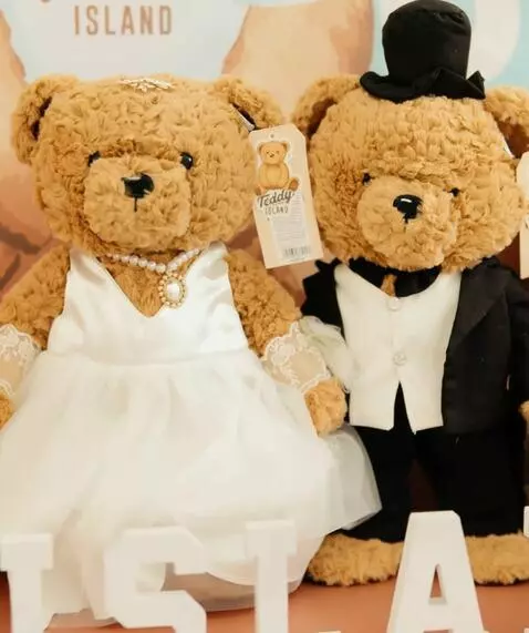 AI Video from prompt: медведи встают и начинают идти параллельно расск