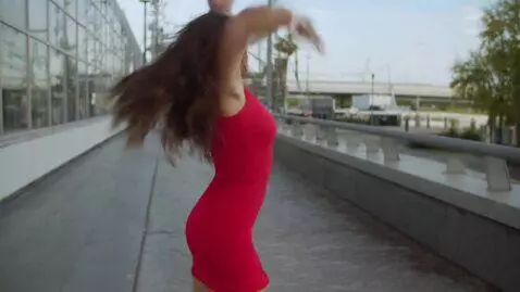 AI Video from prompt: 穿着性感衣服的女生在跳舞