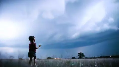 AI Video from prompt: Тучи протёрли брюха Прямо о горизонт, Молнии в з