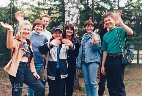 AI Video from prompt: The people in the photo are smiling and waving t