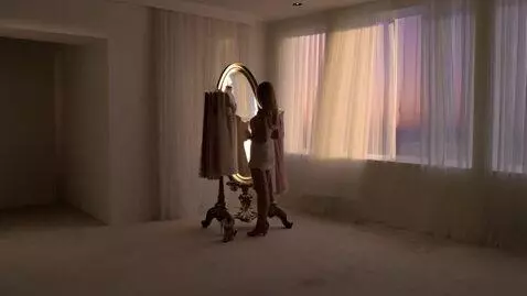 AI Video from prompt: Квартира в новостойках.. Никого. Одинокая дама п