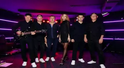 AI Video from prompt: Сделай видео музыкальная группа стоит на сцене п